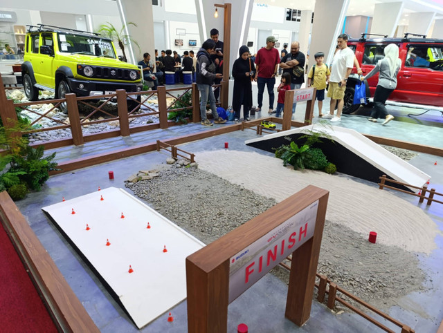 Suzuki hadirkan permainan remote control Suzuki Jimny di GIIAS 2024. Foto: Fitra Andrianto/kumparan