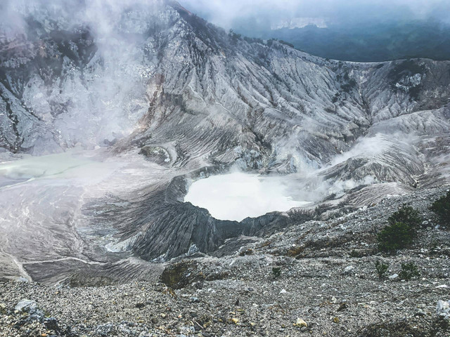 Ilustrasi Asal Usul Gunung Tangkuban Perahu. Sumber: Unsplash.com/Yazid Hasan