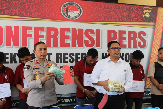 Direktorat Reserse Narkoba Polda Sumsel mengamankan 3 kilogram sabu dari kelima tersangka. (ist)