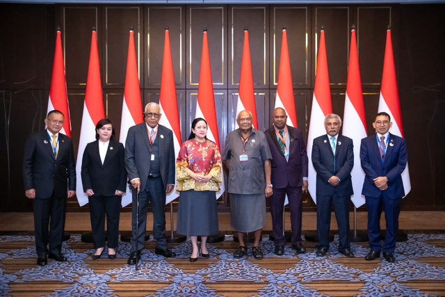 Ketua DPR RI Puan Maharani (keempat dari kiri) bersama pimpinan negara-negara Melanesia pada Sidang ke-2 Indonesia-Pacific Parliamentary Partnership (IPPP) di Fairmont Jakarta, Kamis (25/7/2024). Foto: Dok. Istimewa