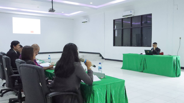 Mahasiswa di Maluku ujian skripsi di kantor polisi. Foto: kumparan