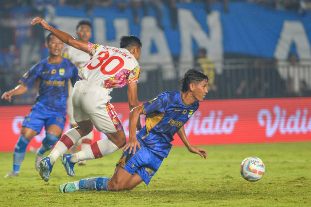 Pesepak bola Persib Bandung Ryan Kurnia (kanan) berebut bola dengan pesepak bola Persis Solo Eky Taufik (kiri) pada laga kedua Grup A Piala Presiden di Stadion Si Jalak Harupat, Kabupaten Bandung, Jawa Barat, Kamis (25/7/2024). Foto: Raisan Al Farisi/ANTARA FOTO