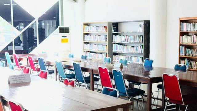 Ilustrasi suasana perpustakaan.