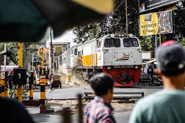 Harga tiket Blambangan Ekspres. Foto hanyalah ilustrasi, bukan tempat yang sebenarnya. Sumber: Unsplash/Hobi industri