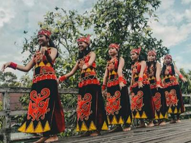 Ilustrasi nama pakaian suku dayak. Foto: Pexels