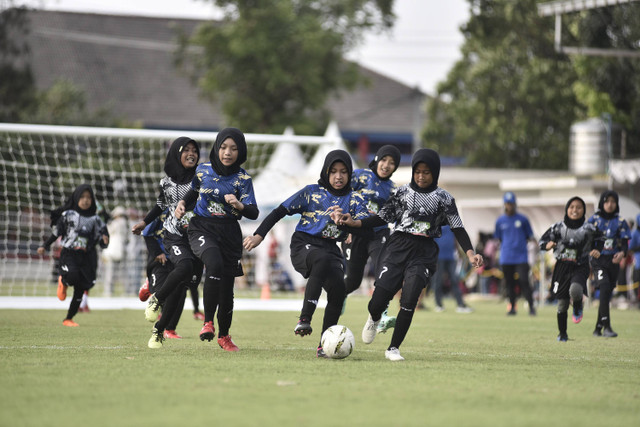 Pemain SD Al Azhar bertanding melawan MIS Munggur Mojogedang pada KU 10 Milklife Soccer Challenge-Solo Series 1 2024, Kamis (25/7). Foto: Aset MilkLife Soccer Challenge