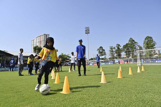 Pemain MI Ta'Mirul Islam menggiring bola dalam Skill Challenge Dribbling KU 10 Milklife Soccer Challenge-Solo Series 1 2024, Kamis (25/7). Foto: Aset MilkLife Soccer Challenge