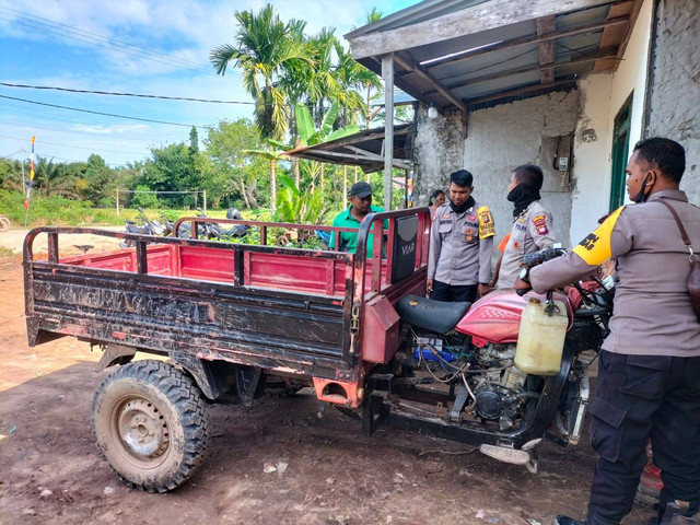 Petugas mengamankan motor tossa yang mengangkut pupuk milik perusahaan. Foto: Dok. Polres Kubu Raya