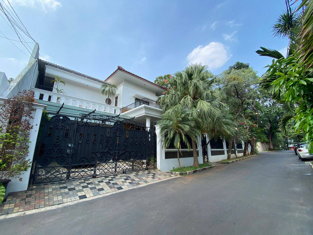 Penampakan rumah mewah mantan pejabat Ditjen Pajak Rafael Alun Trisambodo di Simprug Golf, Jakarta Selatan, pada Jumat (26/7). Foto: Abid Raihan/kumparan