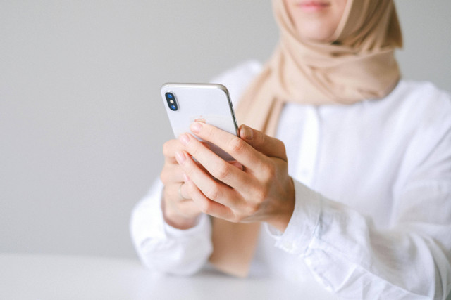 Findable while charging adalah fitur yang memungkinkan iPhone tetap dapat ditemukan melalui aplikasi Find My meskipun perangkat dalam keadaan mati. Foto: Pexels.com