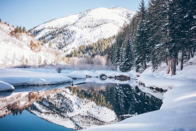 Cara packing baju winter yang benar. Foto hanya ilustrasi. Sumber foto: Unsplash.com/Colby Thomas