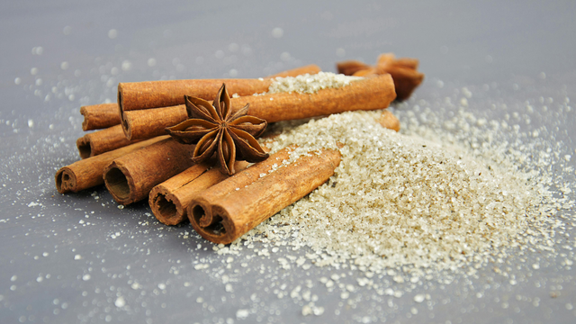 Gula pasir. Sumber: https://www.pexels.com/photo/cinnamon-and-star-anis-spices-678412/