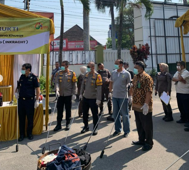 Bersama APH terkait, Rupbasan Blitar Ikut Memusnahkan Barang Bukti di Kejaksaan Negeri BlitarBlitar - Jum’at, 26 Juli 2024 Berdasarkan Surat Undangan dari Kejaksaan Negeri Blitar nomor B-1592/M.5.22/Kpa.5/07/2024 Perihal : Undangan Pemusnahan Barang Bukti, Kepala Rupbasan Blitar Kementerian Hukum dan HAM Jawa Timur menghadiri undangan Pemusnahan Barang Bukti yang dilaksanakan di Kantor Kejaksaan Negeri Blitar, Jalan Sudanco Supriadi Nomor 54 Kota Blitar.Rangkaian Kegiatan pemusnahan barang bukti ini diawali dengan sambutan oleh Kepala Seksi BB dan BR, Dr. MARTIN EKO PRIYANTO, S.H., M.H. Kemudian, dilanjutkan dengan sambutan oleh Kepala Kejaksaan Negeri Blitar, BARINGIN,S.H,M.H.Pemusnahan barang bukti ini dimusnahkan dengan cara dipotong, diblender, dibakar. Metode ini dipilih untuk memastikan bahwa barang-barang ilegal tersebut benar-benar tidak dapat digunakan kembali.Dukung Rupbasan Blitar Kementerian Hukum dan HAMJawa Timur yang telah meraih “Satuan Kerja Berpredikat Wilayah Bebas dari Korupsi (WBK) dan Menuju Wilayah Birokrasi Bersih dan Melayani (WBBM)” Tahun 2024dengan terus mengikuti perkembangan informasi dari kami baik dari media sosial dan situs web. Segala bentuk layanan kami tidak dipungut biaya dan gratis, jika ada penyelewengan wewenang dari petugas kami silakanhubungi kami lewat layanan pengaduan kami di media sosial dan situs website kami.(Humas Rupbasan Blitar Kanwil Kemenkumham JawaTimur)#kemenkumhamjatim#KemenkumhamRI#humaskemenkumhamjatim#HumasRupbasanBlitar#pemeliharaanbarangbukti#heniyuwono#KumhamSemakinPASTI#melayanisepenuhhati#rupbasanblitarbersahabat@ditjenpas @kumhamjatim@heniyuwono@hardi_bayu @kejari.blitar