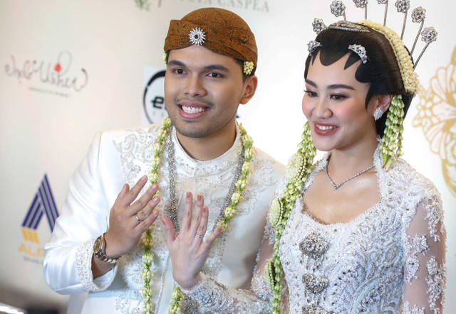 Artis Thariq Halilintar bersama istri Aaliyah saat konferensi usai akad nikah di hotel Rafles, Jakarta, Jumat, (26/7/2024). Foto: Agus Apriyanto