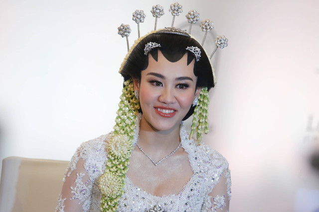 Artis aliyah saat konferensi usai akad nikah di hotel Rafles, Jakarta, Jumat, (26/7/2024). Foto: Agus Apriyanto