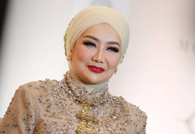 Reza Artamevia dalam akad nikah Thariq Halilintar dan Aaliyah Massaid di Hotel Raffles, Jakarta, Jumat (26/7). Foto: Agus Apriyanto