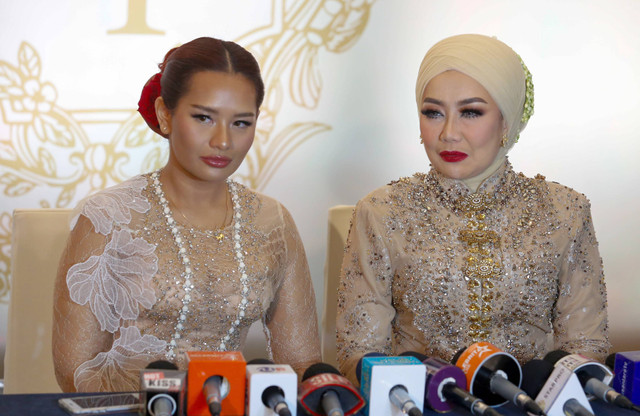 Reza Artamevia dan Zahwa Massaid dalam akad nikah Thariq Halilintar dan Aaliyah Massaid di Hotel Raffles, Jakarta, Jumat (26/7). Foto: Agus Apriyanto