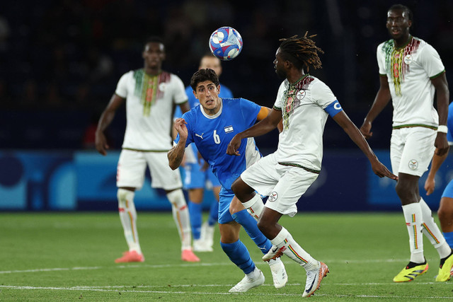 Gelandang Israel #06 Omri Gandelman berebut bola dengan gelandang Mali #08 Boubacar Traore selama pertandingan sepak bola grup D putra antara Mali dan Israel selama Olimpiade Paris 2024 di Parc des Princes di Paris pada 24 Juli 2024. Foto: FRANCK FIFE / AFP