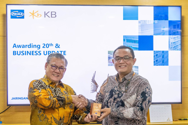 Direktur KB Bank, Helmi Fahrudin (kanan) menerima apresiasi kerja sama dan kolaborasi selama 20 tahun oleh Vice President Director PT Rintis Sejahtera, Suryono Hidayat (kiri) di Kantor Pusat KB Bank, Jakarta. Foto: Dok. KB Bank