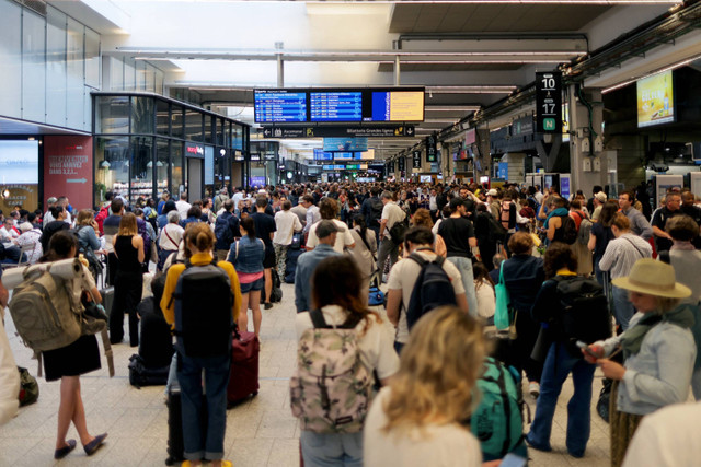 Sejumlah penumpang kereta cepat SNCF menunggu kedatangan kereta saat kereta cepat dilanda kejahatan vandalisme di Stasiun kereta api Strasbourg, Prancis, Jumat (26/7/2024).  Foto: Abdesslam MIRDASS / AFP