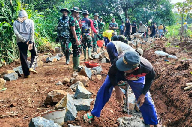 Para anggota satgas TMMD saat melakukan pembangunan tempat penyangga tanah (TPT) di Cirebon. Foto: Tarjoni/Ciremaitoday