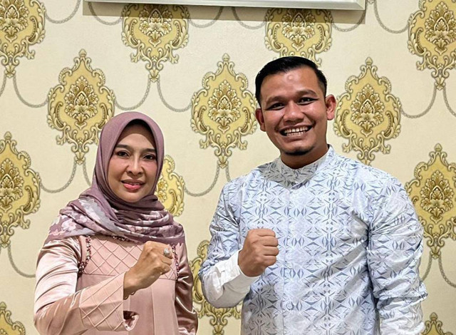 Ketua Asosiasi Pengusaha Indonesia (Apindo) Kabupaten Cirebon, Asep Sholeh, foto bersama Bakal Calon (Bacalon) Bupati Cirebon, Wahyu Tjiptaningsih (Ayu). Foto: Istimewa