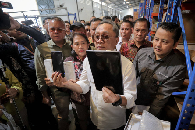 Menteri Perdagangan Zulkifli Hasan (Zulhas) melakukan sidak terkait barang impor ilegal di Kamal Muara, Penjaringan, Jakarta, Jumat (26/7/2024). Foto: Jamal Ramadhan/kumparan