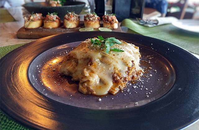 Hidangan makanan bercita rasa Italia di Amicoo Restaurant, Hotel Aryaduta Manado.