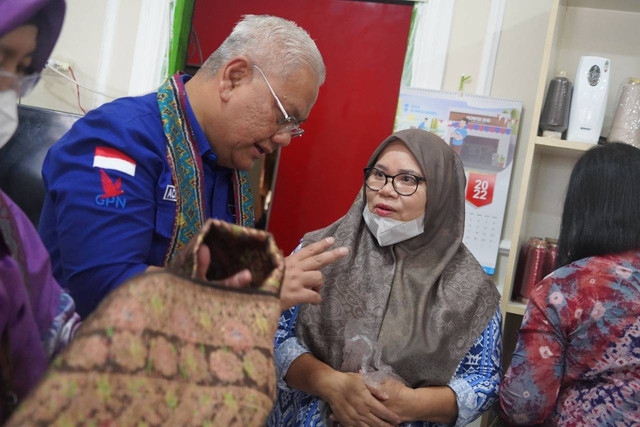 Direktur Utama Bank Sumsel Babel, Achmad Syamsudin, berbincang dengan Owner Elita Songket, Nurlita. (ist)