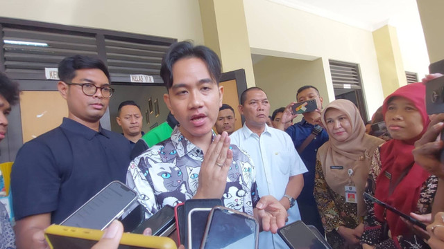  Wakil Presiden (Wapres) terpilih Gibran Rakabuming Raka meninjau uji coba program makan bergizi gratis di SDN Tugu, Kecamatan Jebres, Solo, Jawa Tengah, Jumat (26/7) Foto: Dok. kumparan