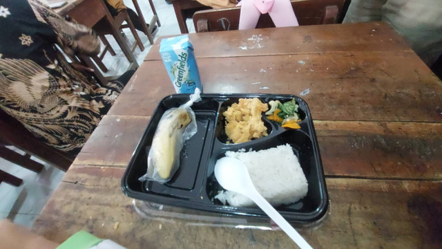  Wakil Presiden (Wapres) terpilih Gibran Rakabuming Raka meninjau uji coba program makan bergizi gratis di SDN Tugu, Kecamatan Jebres, Solo, Jawa Tengah, Jumat (26/7) Foto: Dok. kumparan