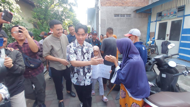 Wakil Presiden (Wapres) terpilih Gibran Rakabuming Raka bersama Cawalkot Solo, Mangkunegoro X atau Gusti Bre blusukan di Kampung Harmoni, Kelurahan Semanggi, Kecamatan Pasar Kliwon Solo, Jawa Tengah, Jumat (26/7).  Foto: kumparan