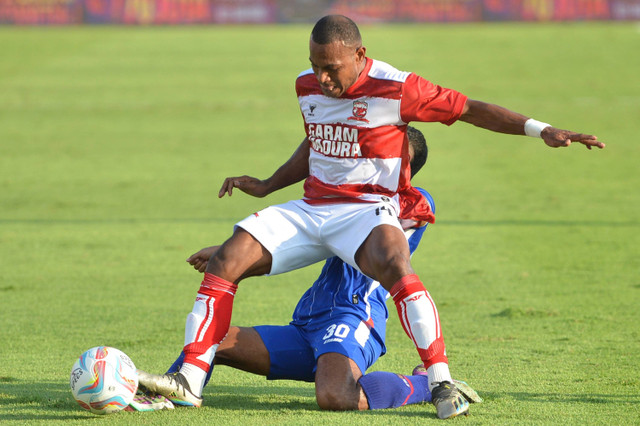 Pesepak bola Madura United Franc Rikhart Sokoy (kiri) dihadang pesepak bola Arema FC Salim Akbar Tuharea (kanan) saat pertandingan Piala Presiden 2024 di Stadion Kapten I Wayan Dipta Gianyar, Bali, Jumat (26/7/2024). Foto: Fikri Yusuf/ANTARA FOTO