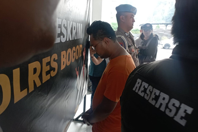 Barang bukti dan tampang pegawai KPK gadungan di Bogor. Foto: Dok. kumparan