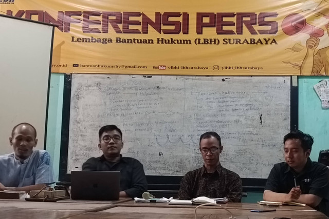 LBH Surabaya konferensi pers terkait hakim PN Surabaya vonis bebas Gregorius Ronald Tannur (31) yang aniaya kekasihnya hingga tewas, Jumat (26/7/2024) Foto: Farusma Okta Verdian/kumparan