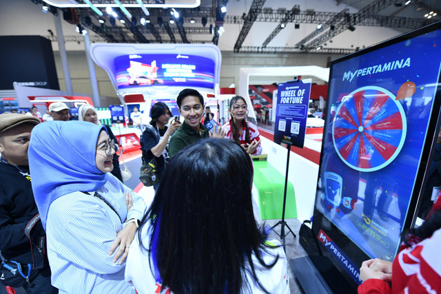 Direktur Keuangan Pertamina Persero Emma Sri Martini Menyaksikan Games Wheel of Fortune di Booth Pertamina dalam acara GAIKINDO Indonesia International Auto Show (GIIAS) di ICE BSD, Jumat (26/7/2024). Foto: Dok. Pertamina