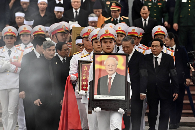 Prajurit mengikuti prosesi pemakaman Sekertaris Jenderal Partai Komunis Vietnam Nguyen Phu Trong di Hanoi, Vietnam, Jumat (26/7/2024).   Foto: Nhac NGUYEN/AFP