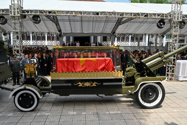 Prajurit mengikuti prosesi pemakaman Sekertaris Jenderal Partai Komunis Vietnam Nguyen Phu Trong di Hanoi, Vietnam, Jumat (26/7/2024).   Foto: Nhac NGUYEN/AFP