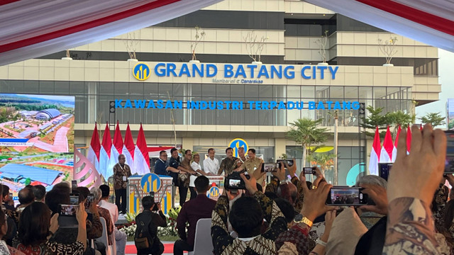 Presiden Jokowi resmikan operasional Kawasan Industri Terpadu Batang (KITB), Jumat (26/7/2024).  Foto: Fariza Rizky Ananda/kumparan