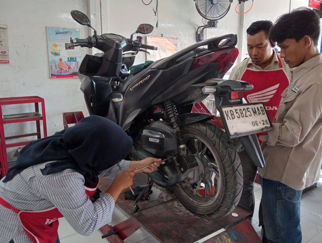 Jurnalis di Pontianak mempraktikkan servis motor Honda. Foto: Dok. Astra Motor Kalbar