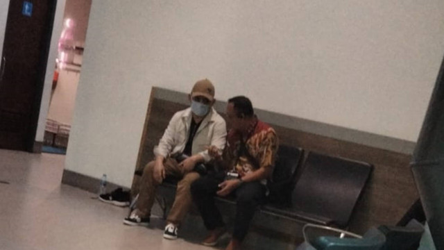 Ujang Iskandar (kiri mengenakan masker) setibanya di Terminal 3 Bandara Soekarno Hatta, Cengakareng, Jakarta Barat, Jumat (26/7/2024).  Foto: Dok. Kejagung