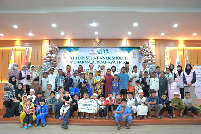 Foto Bersama pada acara "Khitan Sehat Anak Sholeh, Muharam Bercahaya 1446 H & Hari Anak Nasional" yang dilaksanakan di PLN UP3 Pontianak, Jumat, 26 Juli 2024. Foto: Dok. PLN Kalbar