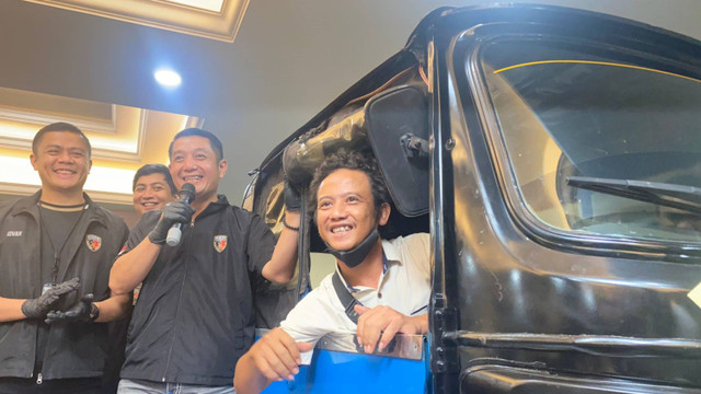 Momen pengembalian bajaj kepada korban pencurian oleh Polda Metro Jaya pada Jumat (26/7/2024). Foto: Abid Raihan/kumparan