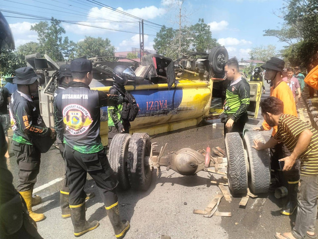 Truk tangki air bersih di Kubu Raya terguling. Foto: Dok. Polres Kubu Raya