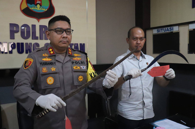 Barang bukti berupa senjata tajam berjenis celurit diamankan Polres Lampung Selatan pada Jumat (26/7) saat konfrensi pers | Foto : Humas Polres Lamsel