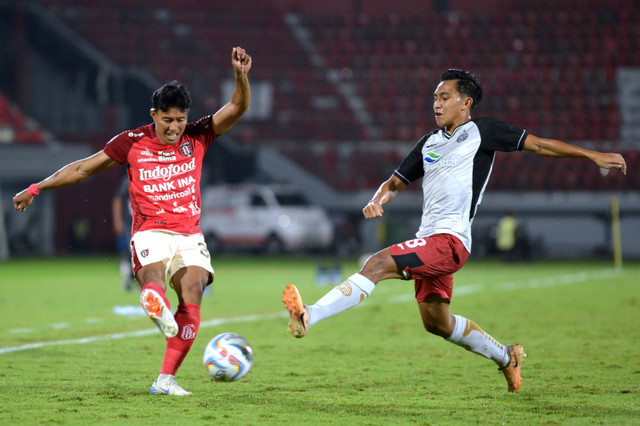 Pesepak bola Bali United I Made Andhika Wijaya (kiri) berebut bola dengan pesepak bola Persija Jakarta Muhammad Rayhan Hannan (kanan) saat pertandingan Piala Presiden 2024 di Stadion Kapten I Wayan Dipta Gianyar, Bali, Jumat (26/7/2024).  Foto: Fikri Yusuf/ANTARA FOTO