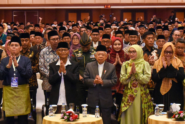 Wakil Presiden Maruf Amin beserta istri Wury Maruf Amin dan Ketua Umum MUI Anwar Iskandar berfoto bersama anggota MUI dan tamu undangan saat menghadiri acara Tasyakur Milad ke-49 Majelis Ulama Indonesia (MUI) di Jakarta, Jumat (26/7/2024). Foto: Indrianto Eko Suwarso/ANTARA FOTO