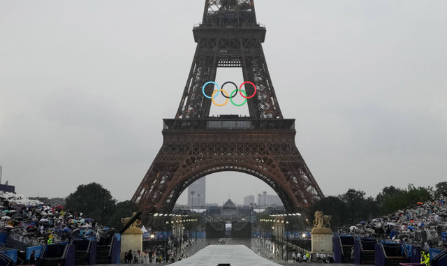 Suasana Menara Eiffel saat pembukaan Olimpiade. Foto: Pawel Kopczynski?REUTERS