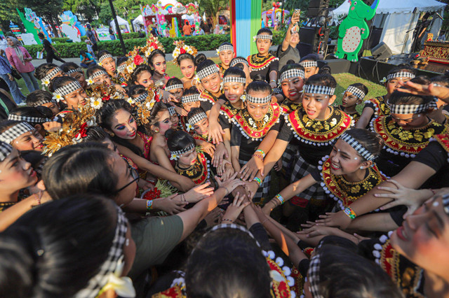 Sejumlah anak menarikan tarian Bali di Festival Hari Anak 2024 di Jakarta, Sabtu (27/7). Foto: Jamal Ramadhan/kumparan