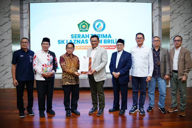 Dirjen Bimas Islam Kemenag RI, Prof. Kamaruddin Amin (ketiga dari kiri) menyerahkan SK LAZNAS YBM BRILiaN kepada Wakil Direktur Utama BRI sekaligus Badan Pembina YBM BRILiaN, Catur Budi Harto (keempat dari kiri) di Jakarta, Rabu (24/7/2024). Foto: Dok. BRI